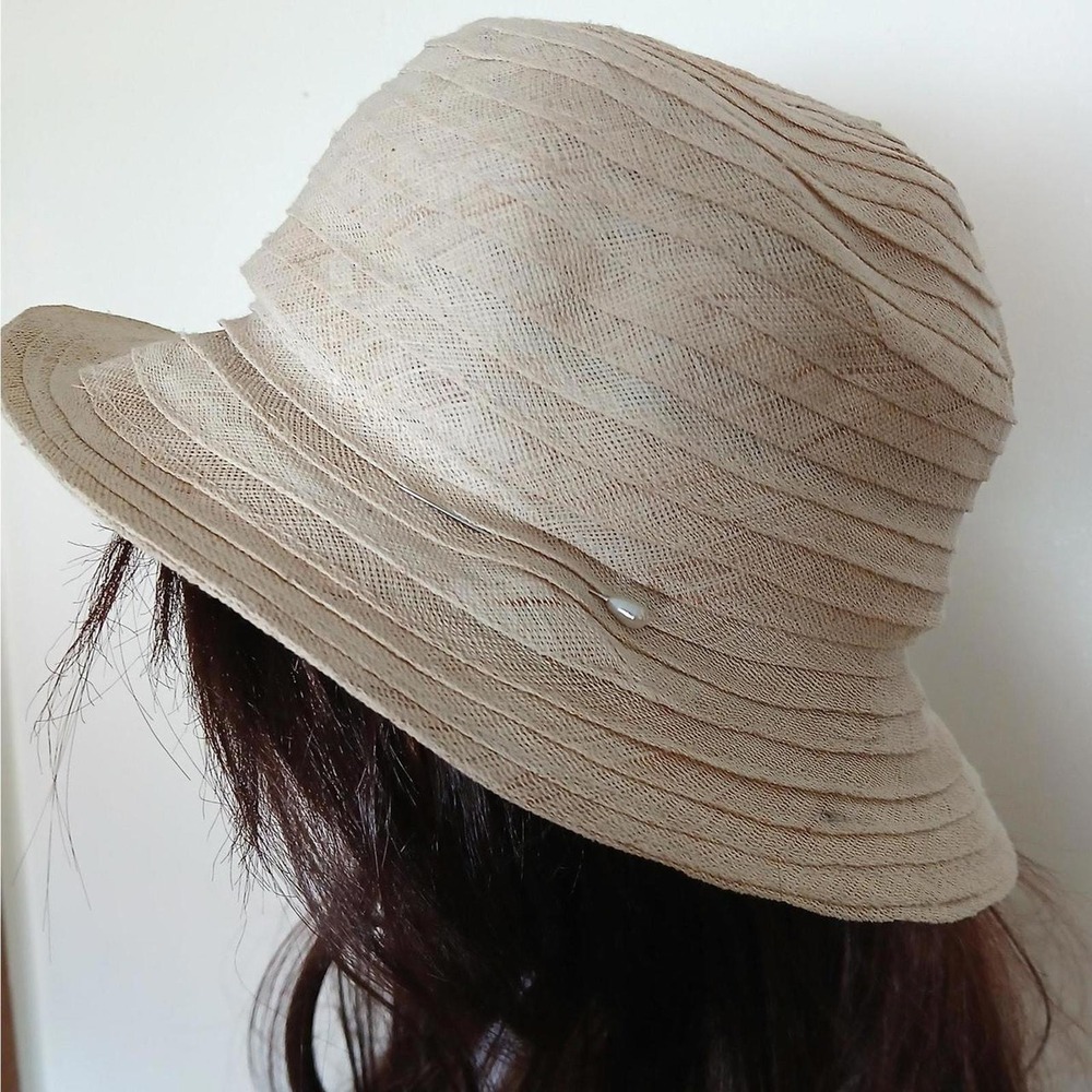 Vintage 60s beige‎ cloche hat with pearl pin